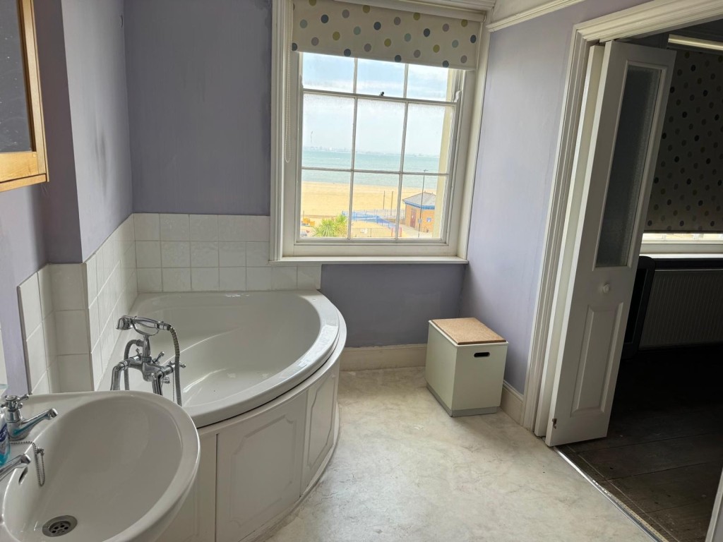 Lot: 81 - FREEHOLD SEAFRONT FIVE STOREY HOME WITH PARKING AND BEAUTIFUL BEACH AND SEA VIEWS - One of the Bathrooms